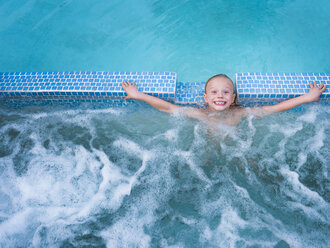 Overhead-Portrait eines süßen Jungen, der im Freibad plantscht - ISF04206