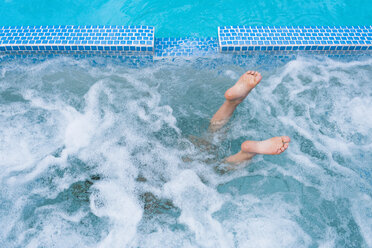 Draufsicht auf die Füße eines tauchenden Jungen im plätschernden Außenschwimmbad - ISF04207