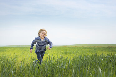 Boy running in grass - ISF04219