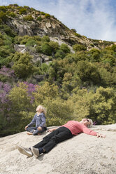 Enkel und Großmutter machen Pause auf einem Felsen, Sequoia National Park, Kalifornien, USA - ISF04224