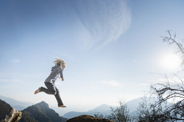 Junge springt, blauer Himmel im Hintergrund, Sequoia National Park, Kalifornien, USA - ISF04225