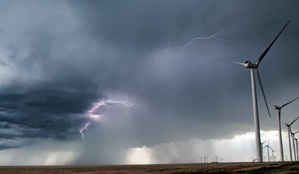Blitz in Wolken bei Windpark in ländlicher Gegend, Limon, Colorado, Vereinigte Staaten, Nordamerika - ISF04264