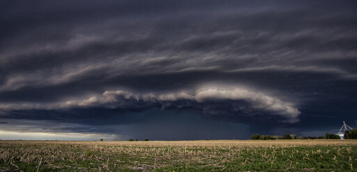 Rotierendes Gewitter über ländlichem Gebiet, Goodland, Kansas, Vereinigte Staaten, Nordamerika - ISF04267