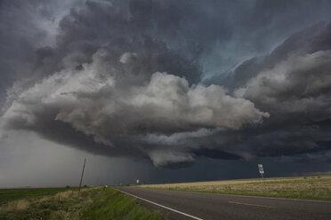 Rotierende Wolken über ländlichem Gebiet, Cope, Colorado, Vereinigte Staaten, Nordamerika - ISF04268