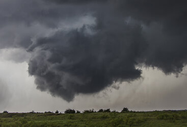 Rotierende Wolke über ländlichem Gebiet, Waynoka, Oklahoma, Vereinigte Staaten, Nordamerika - ISF04272