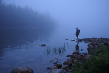 Männlicher Wanderer am nebligen Fluss, Acadia, Maine, USA - ISF04382