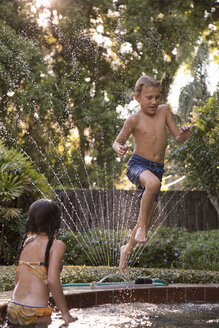 Junge springt in den Gartenpool, mitten in der Luft - ISF04402