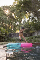 Junges Mädchen springt ins Freibad, mitten in der Luft - ISF04403