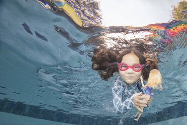 Unterwasserporträt eines schwimmenden Mädchens mit Puppe - ISF04410