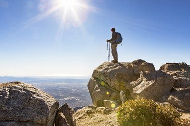 Wanderer am Aussichtspunkt, Cucamonga Peak, Mount Baldy, Kalifornien, USA - ISF04427