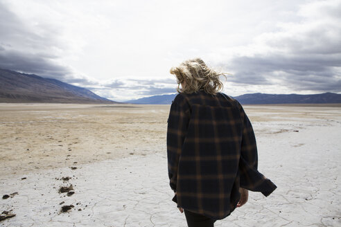 Frau beim Spaziergang im Death Valley National Park, Kalifornien, USA - ISF04433