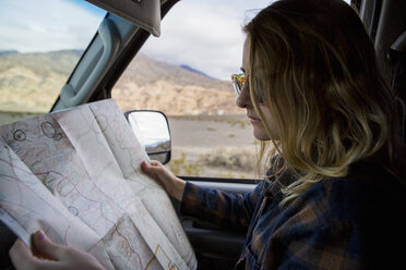 Frau liest Karte im Auto, Death Valley National Park, Kalifornien, USA - ISF04434