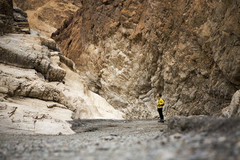 Wanderer beim Betrachten der Sehenswürdigkeiten im Death Valley National Park, Kalifornien, USA - ISF04444