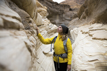 Wanderer beim Betrachten der Sehenswürdigkeiten im Death Valley National Park, Kalifornien, USA - ISF04446