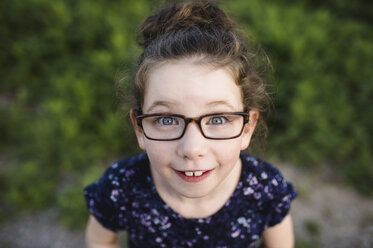 Porträt eines niedlichen Mädchens mit Brille, das in die Kamera blickt - ISF04473