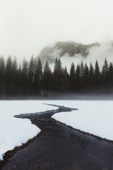 Schneebedeckte Landschaft und gewundener Fluss, Yosemite Village, Kalifornien, USA - ISF04487