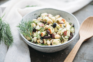 Bohnensalat, mit schwarzen Bohnen, Kichererbsen, Apfel, Frühlingszwiebeln und Dill - IPF00458