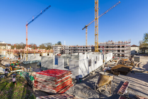 Deutschland, Stuttgart, Blick auf Baustellen von neuen Mehrfamilienhäusern, lizenzfreies Stockfoto