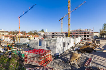 Deutschland, Stuttgart, Blick auf Baustellen von neuen Mehrfamilienhäusern - WDF04675