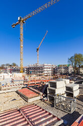 Deutschland, Stuttgart, Blick auf Baustellen von neuen Mehrfamilienhäusern - WDF04676