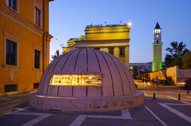 Albanien, Tirana, Eingang zum Museum Bunk'Art 2, Uhrenturm zur blauen Stunde - SIE07763