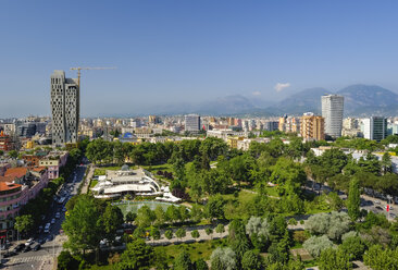 Albanien, Tirana, Blick vom Sky Tower auf den Rinia Park und das Stadtzentrum - SIEF07765