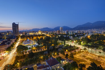 Albanien, Tirana, Rinia Park und Stadtzentrum am Abend - SIEF07771