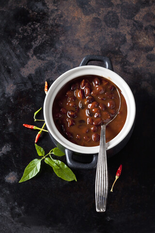 Terrine mit schwarzer Bohnensuppe und Chilischote, lizenzfreies Stockfoto
