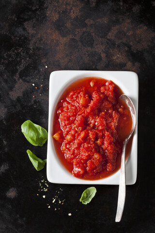 Schale mit gesiebten Tomaten, lizenzfreies Stockfoto