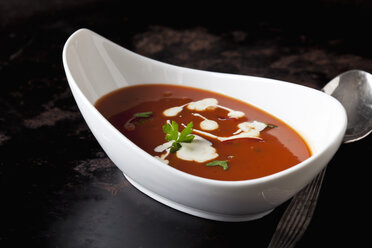 Schüssel mit Tomatencremesuppe, garniert mit Sahne und Petersilie - CSF29191