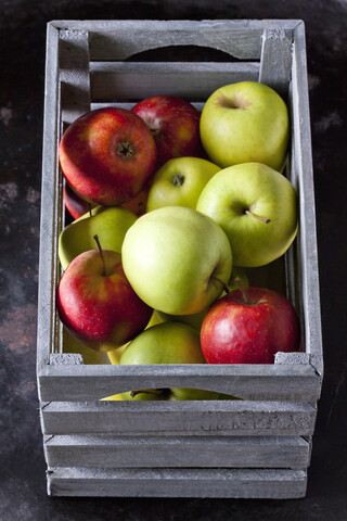 Graue Holzkiste mit Äpfeln, lizenzfreies Stockfoto