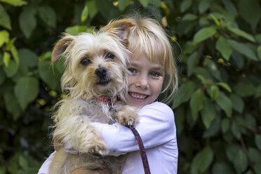 Porträt eines glücklichen kleinen Mädchens mit ihrem Hund - JFEF00865