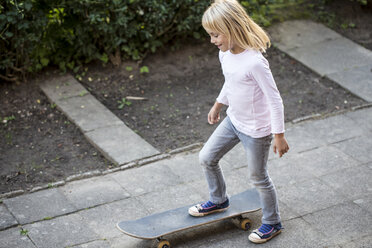 Lächelndes kleines Mädchen mit Skateboard - JFEF00869