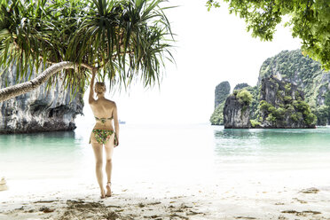 Thailand, Ko Hong, Rückenansicht einer Frau, die am Strand steht und auf das Meer schaut - CHPF00467