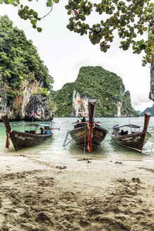 Thailand, Koh Yao Noi, three typical wooden boats moored at seaside - CHPF00468