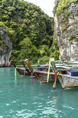 Thailand, Koh Yao Noi, typische Holzboote vor der Insel Ko Hong vertäut, lizenzfreies Stockfoto