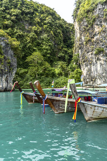 Thailand, Koh Yao Noi, typical wooden boats moored in front of ko Hong Island - CHPF00472