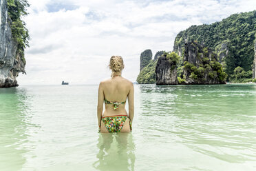 Thailand, Ko Hong, Rückenansicht einer im Meer stehenden Frau mit Blick zum Horizont - CHPF00473