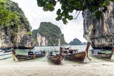 Thailand, Koh Yao Noi, typische Holzboote, die am Meer vertäut sind - CHPF00474