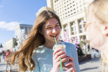 Russland, Moskau, Teenager-Mädchen trinken einen leckeren Frappé in der Stadt - WPEF00333