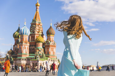 Russland, Moskau, Roter Platz, jugendliches Mädchen rotierend - WPEF00338