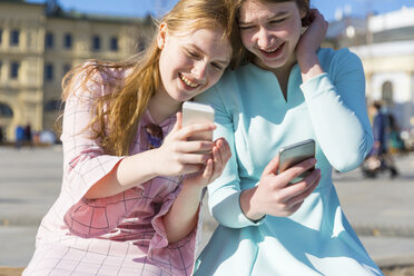 Russia, Moscow, teenage girls with smartphones in the city - WPEF00340