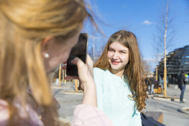 Russland, Moskau, Teenager-Mädchen fotografieren sich gegenseitig in der Stadt - WPEF00343