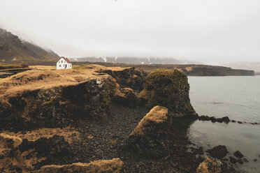 Island, Nordisland, Landschaft mit einzelnem weißen Haus - KKAF00995