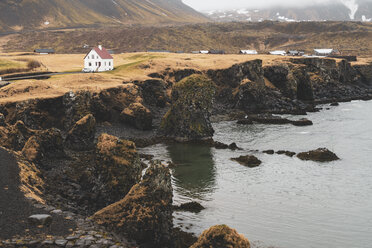 Island, Nordisland, Häuser in Küstennähe - KKAF01000