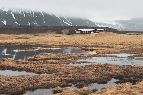 Island, Landschaft mit einzelnem Haus, lizenzfreies Stockfoto