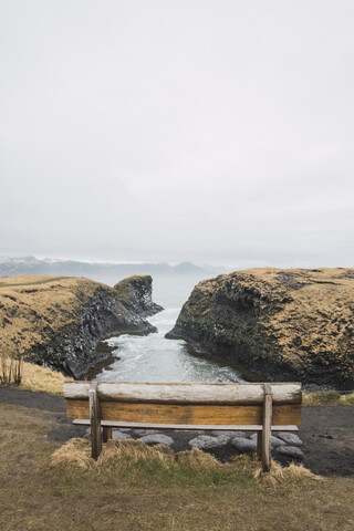 Island, leere Bank mit Blick auf die Küste, lizenzfreies Stockfoto