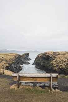 Island, leere Bank mit Blick auf die Küste - KKAF01009