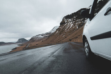 Island, weißes Auto auf nasser Küstenstraße - KKAF01018