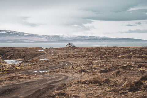 Island, Landschaft mit einzelnem Haus, lizenzfreies Stockfoto